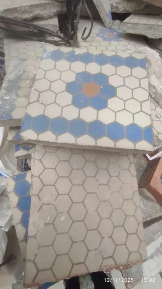 Losa hidráulica antigua con dibujo d celda hexagon