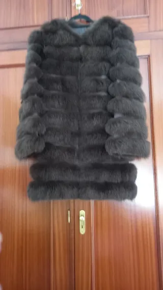 Chaquetón de pelo marrón y negro