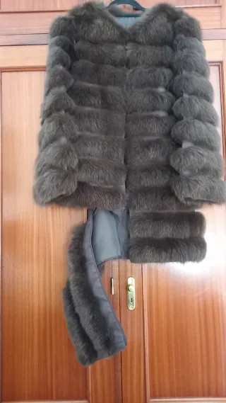 Chaquetón de pelo marrón y negro