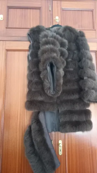 Chaquetón de pelo marrón y negro