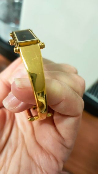 Reloj Gucci 1500L Dorado con Caja Original