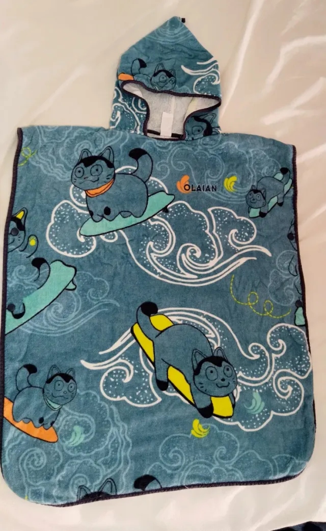 Toalla con capucha infantil diseño gato surfista