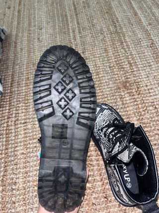 Botas estilo Dr. Martens con estampado de serpient