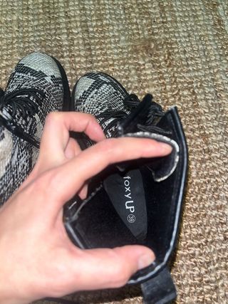 Botas estilo Dr. Martens con estampado de serpient