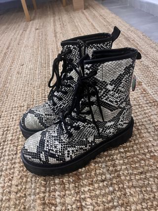 Botas estilo Dr. Martens con estampado de serpient