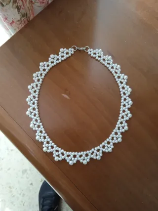 Gargantilla de perlas blanca y plateada