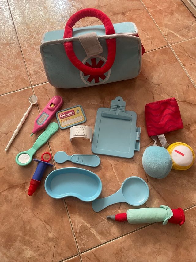 Kit medico giocattolo con valigetta blu e accessori