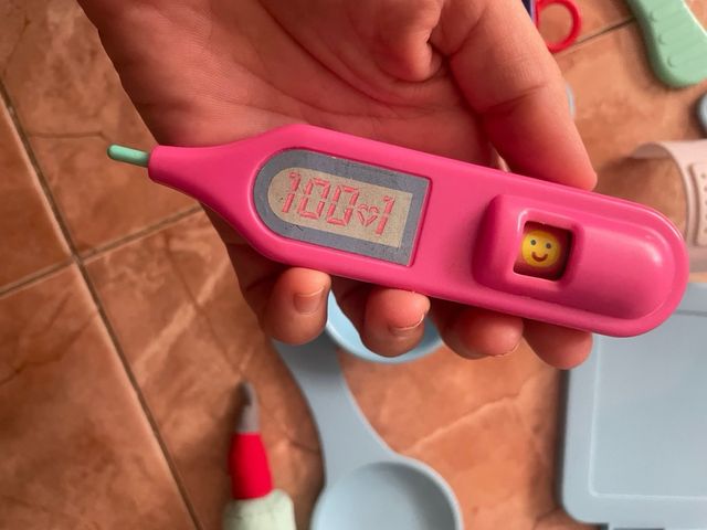 Kit medico giocattolo con valigetta blu e accessori