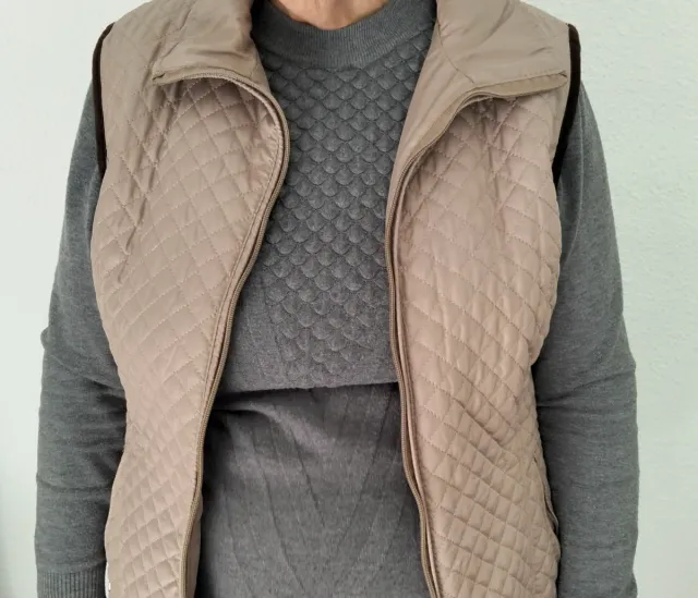 Chaleco acolchado beige y marrón