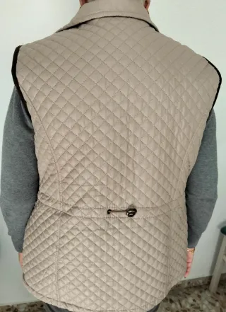 Chaleco acolchado beige y marrón