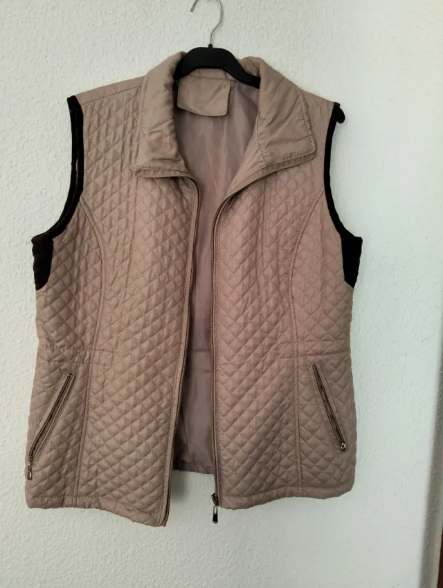 Chaleco acolchado beige y marrón