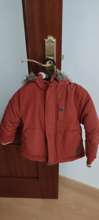 Abrigo niño marrón, caldera con capucha