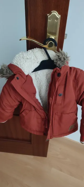 Abrigo niño marrón, caldera con capucha