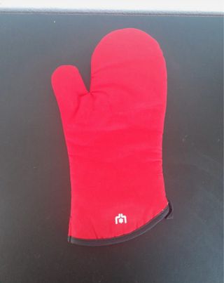 Guanto da forno rosso in tessuto