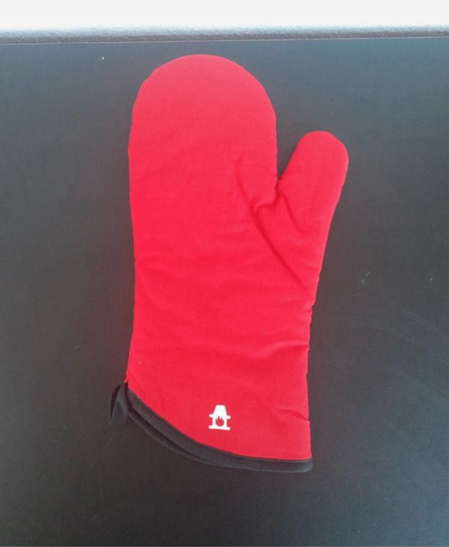 Guanto da forno rosso in tessuto