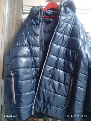 Cazadora azul acolchada con capucha