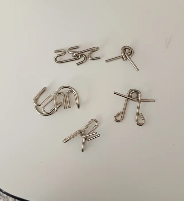 Juego de lógica metálico