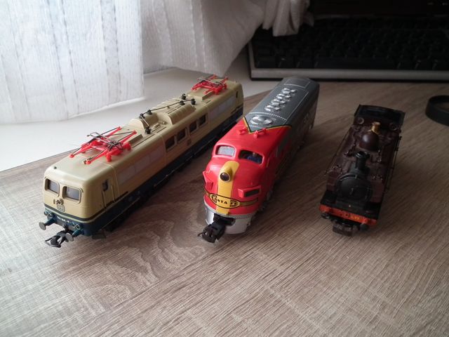 Lote H0: 3 locomotoras y 4 vagones