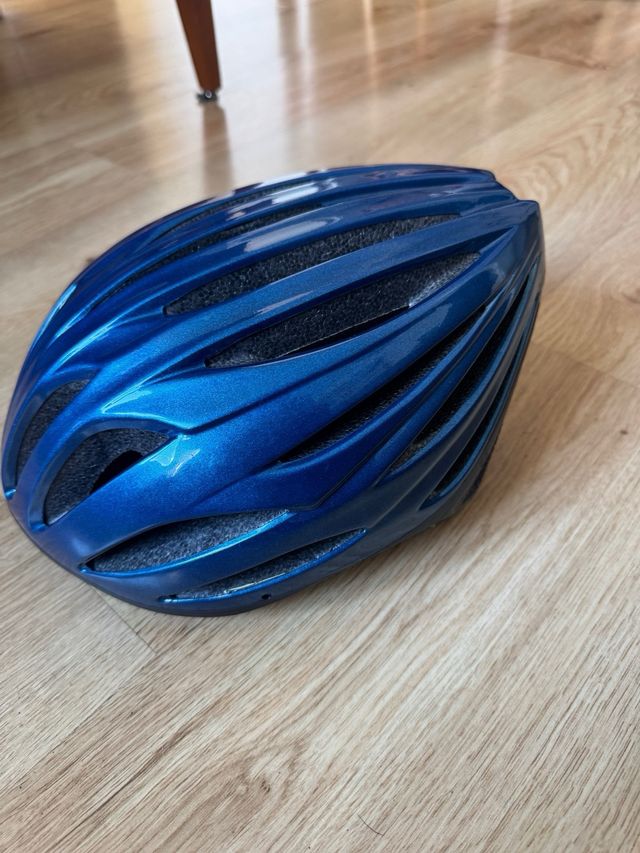Casco de bicicleta azul