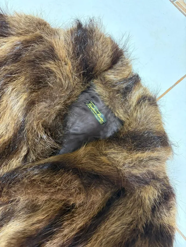 Pelliccia lunga marrone e multicolore