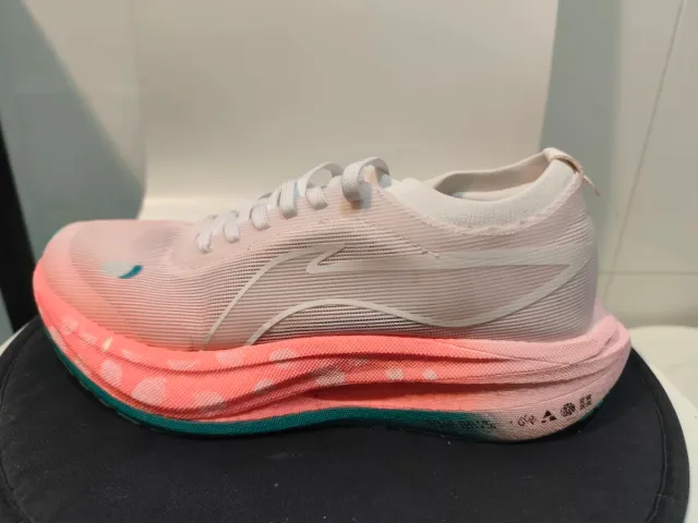 Zapatillas running naranja y rosa