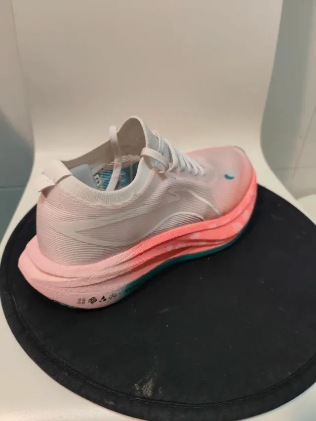 Zapatillas running naranja y rosa