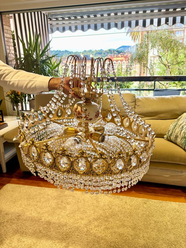 Lámpara clásica de techo dorada y con pedrería