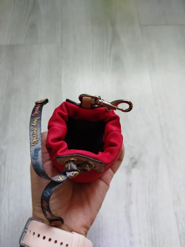 Monedero Parfois rojo.