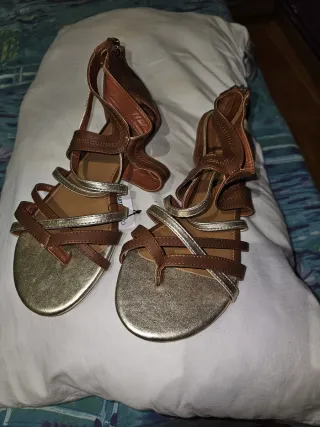 Sandalias romanas marrones y doradas
