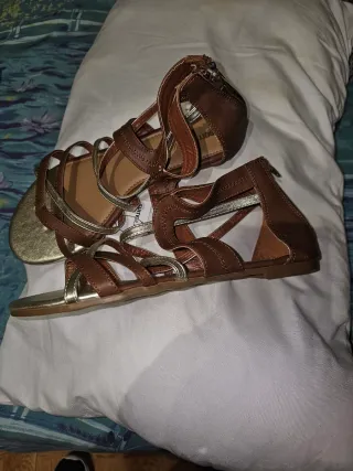 Sandalias romanas marrones y doradas