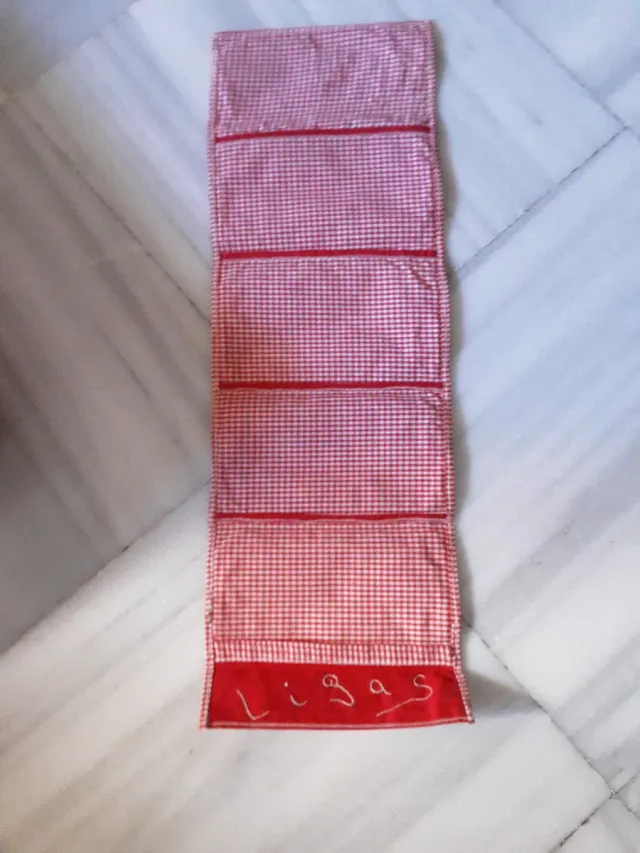 Organizador de tela a cuadros rojo y blanco