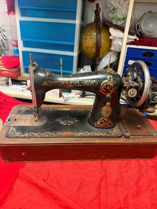 Máquina de coser ALFA antigua