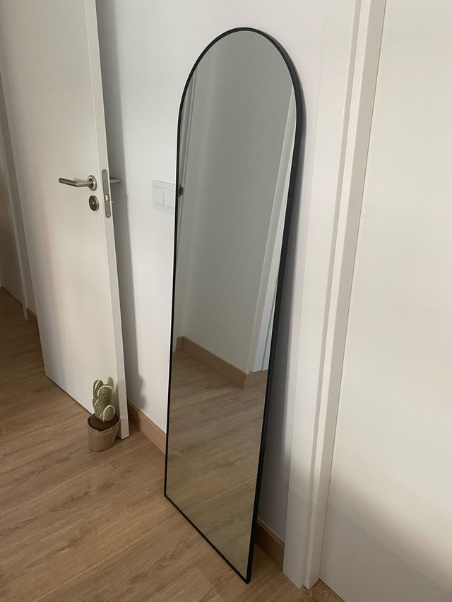 Espejo cuerpo entero negro curvado