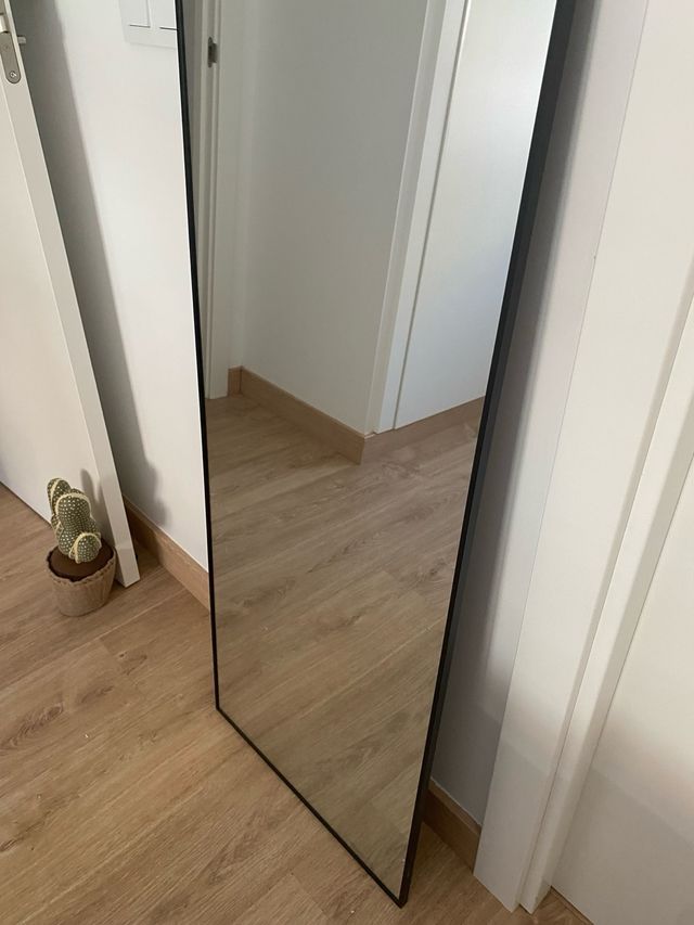 Espejo cuerpo entero negro curvado