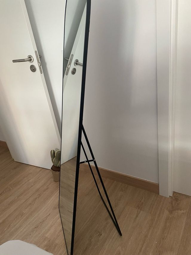 Espejo cuerpo entero negro curvado