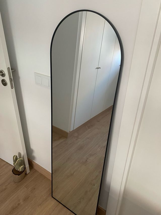 Espejo cuerpo entero negro curvado