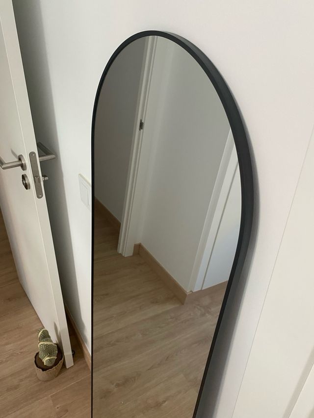 Espejo cuerpo entero negro curvado