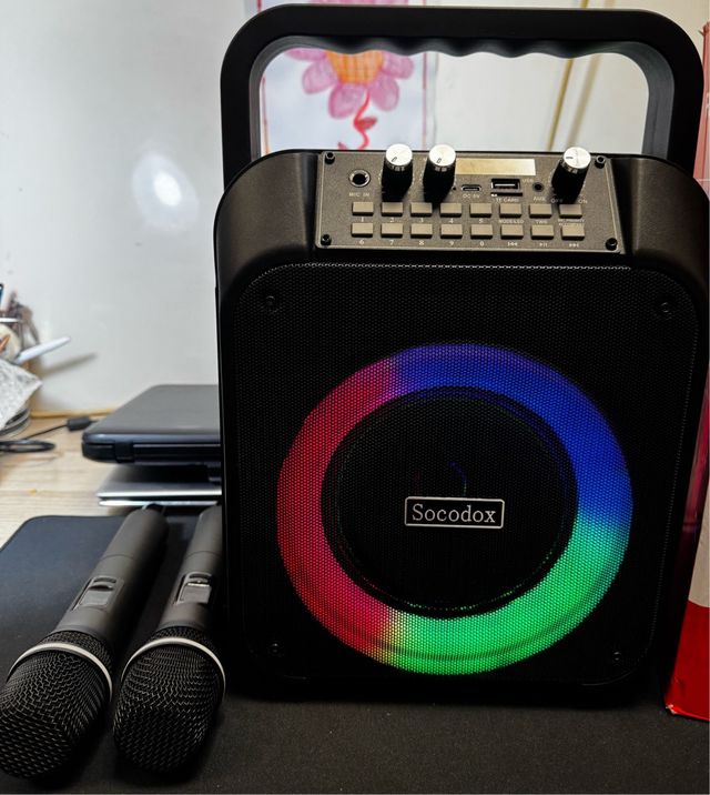 Máquina Karaoke Socodox Negra con Luces LED