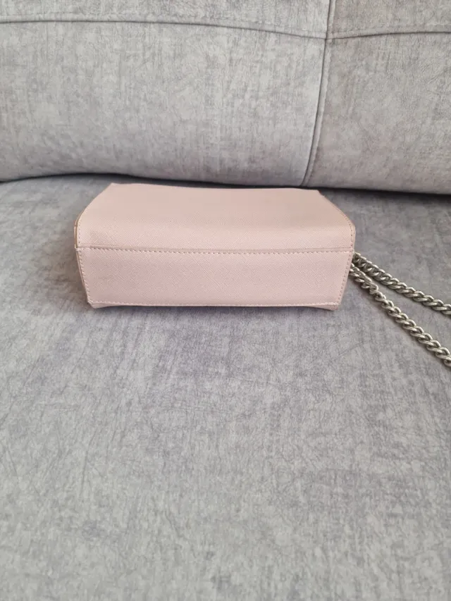 Bolso marrón rosaceo con cadena plateada