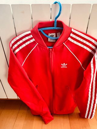 Chaqueta Adidas Roja con Rayas Blancas
