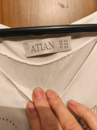 Blusa de mujer con bordado floral