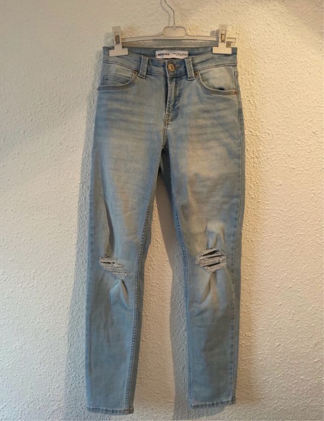 Vaqueros Bershka pitillo desgastados