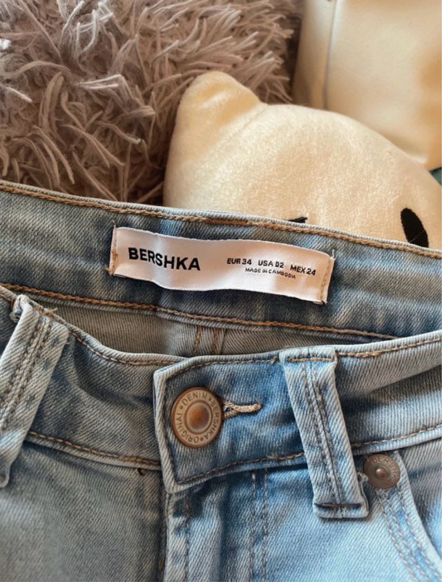 Vaqueros Bershka pitillo desgastados
