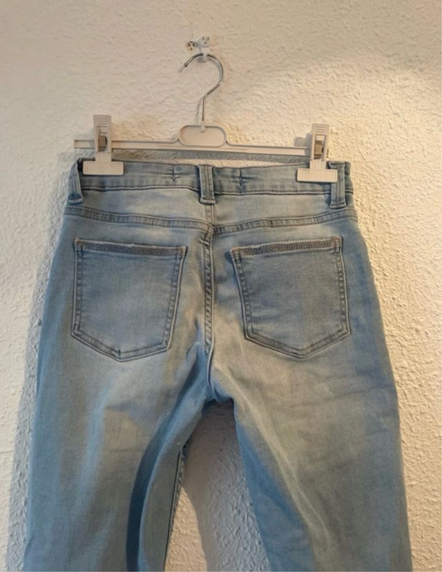 Vaqueros Bershka pitillo desgastados