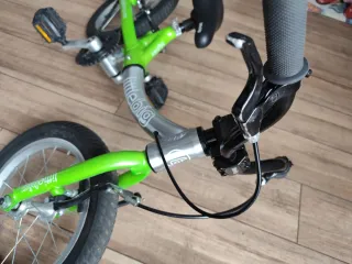 Bicicleta Littlebig verde y plateada.