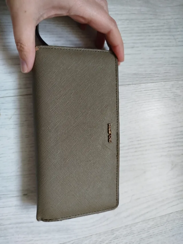 Cartera Parfois verde oliva y dorada