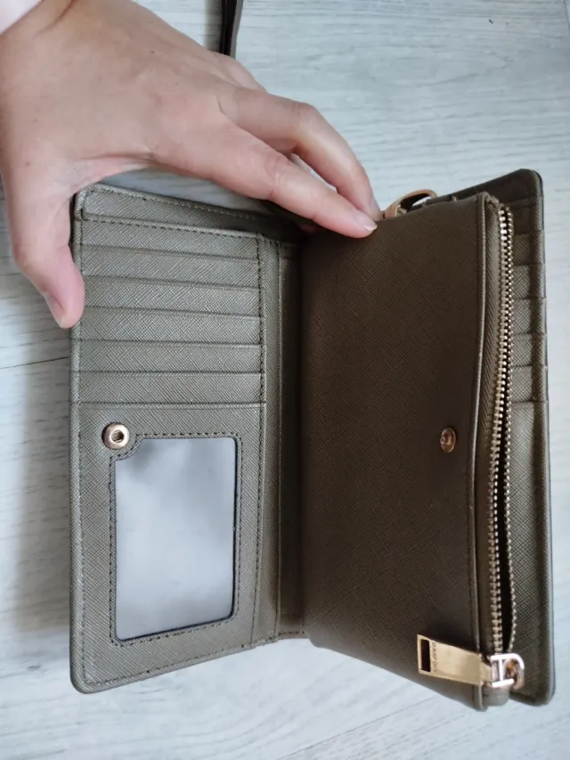 Cartera Parfois verde oliva y dorada