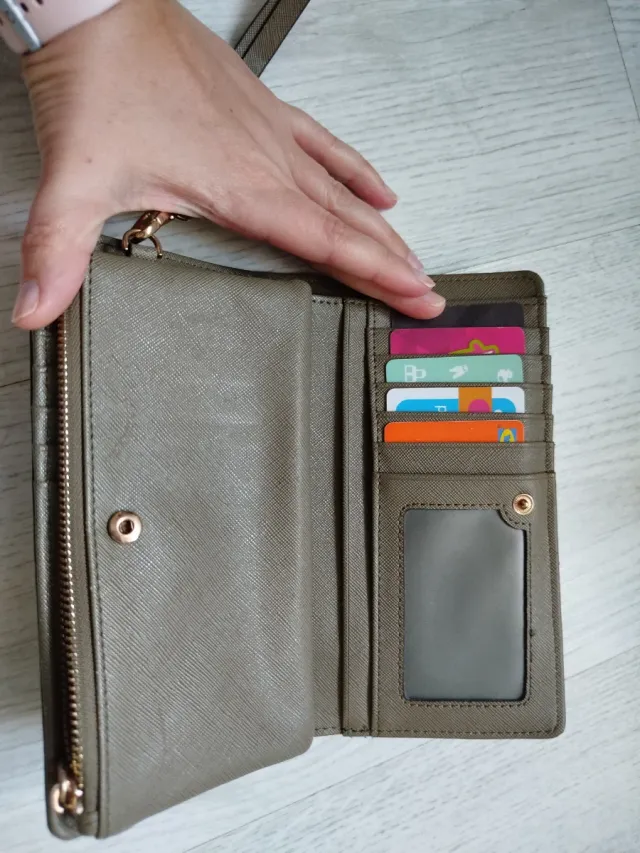 Cartera Parfois verde oliva y dorada