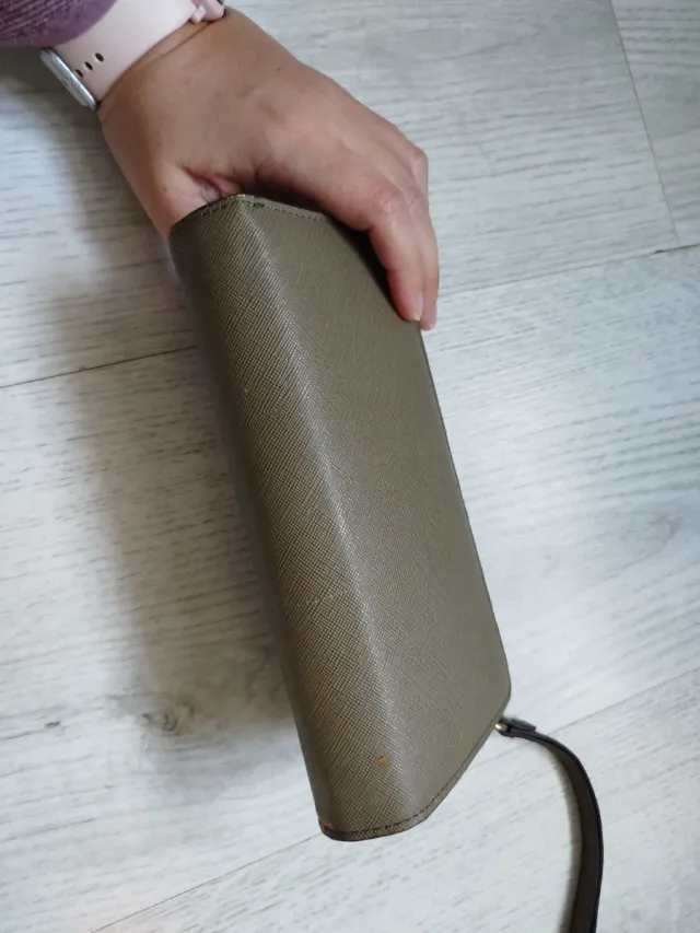 Cartera Parfois verde oliva y dorada