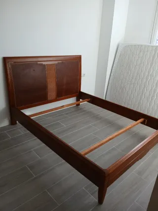 Somier madera 1,50 y cama de madera de cerezo.